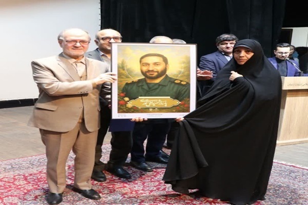 اهدای تمثال شهید به خانواده «علی توری»