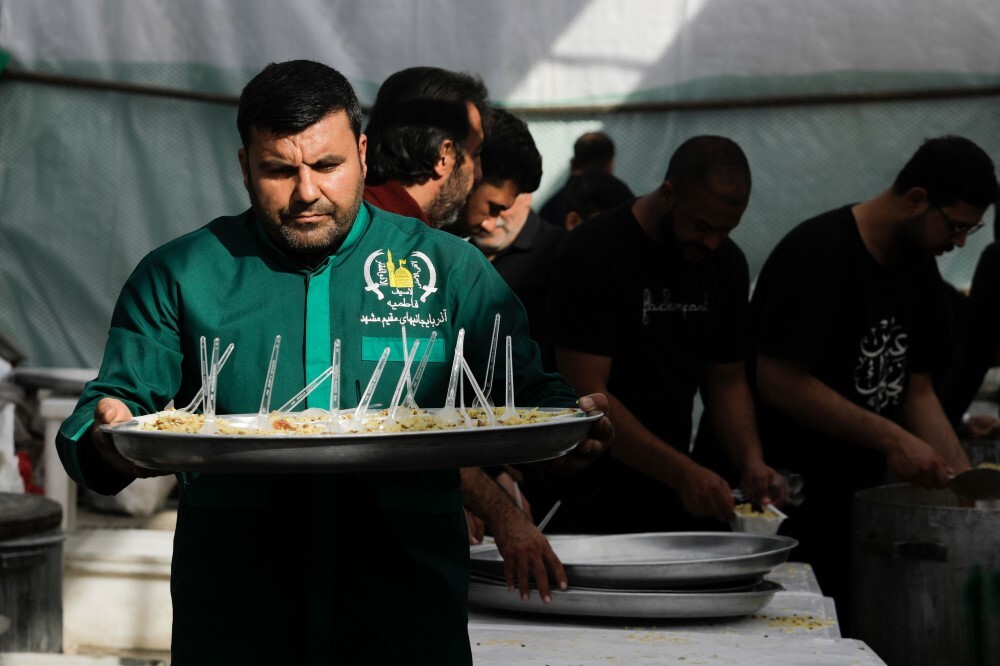تصاویر/ پذیرایی از زائران بارگاه منور رضوی در ایام فاطمیه