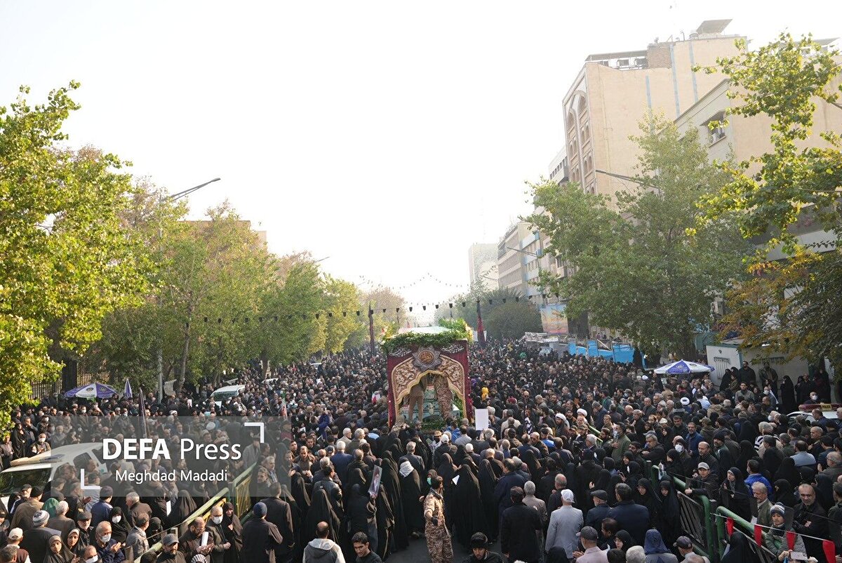 تشییع پیکر ۳۰۰ شهید گمنام دفاع مقدس در سراسر کشور/ لاله‌های فاطمی در آغوش ایرانی‌ها+ تصاویر