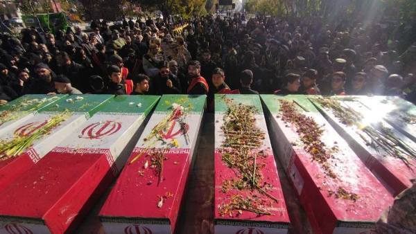 تصاویر|وداع باشکوه سمنانی‌ها با پیکر ۸ شهید گمنام