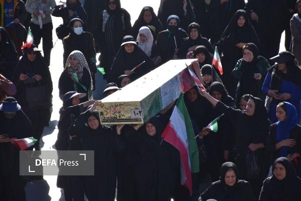 مراسم تشییع لاله‌های فاطمی بر روی دستان مردم شهیدپرور یاسوج+ تصاویر