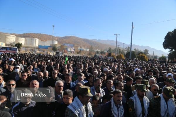 مراسم تشییع لاله‌های فاطمی بر روی دستان مردم شهیدپرور یاسوج+ تصاویر