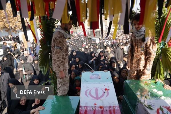 قزوین یکپارچه شور و اشک/ حضور عظیم مردم در بدرقه شهدای گمنام قزوین یکپارچه شور و اشک/ حضور عظیم مردم در بدرقه شهدای گمنام