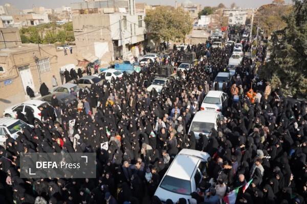 قزوین یکپارچه شور و اشک/ حضور عظیم مردم در بدرقه شهدای گمنام قزوین یکپارچه شور و اشک/ حضور عظیم مردم در بدرقه شهدای گمنام