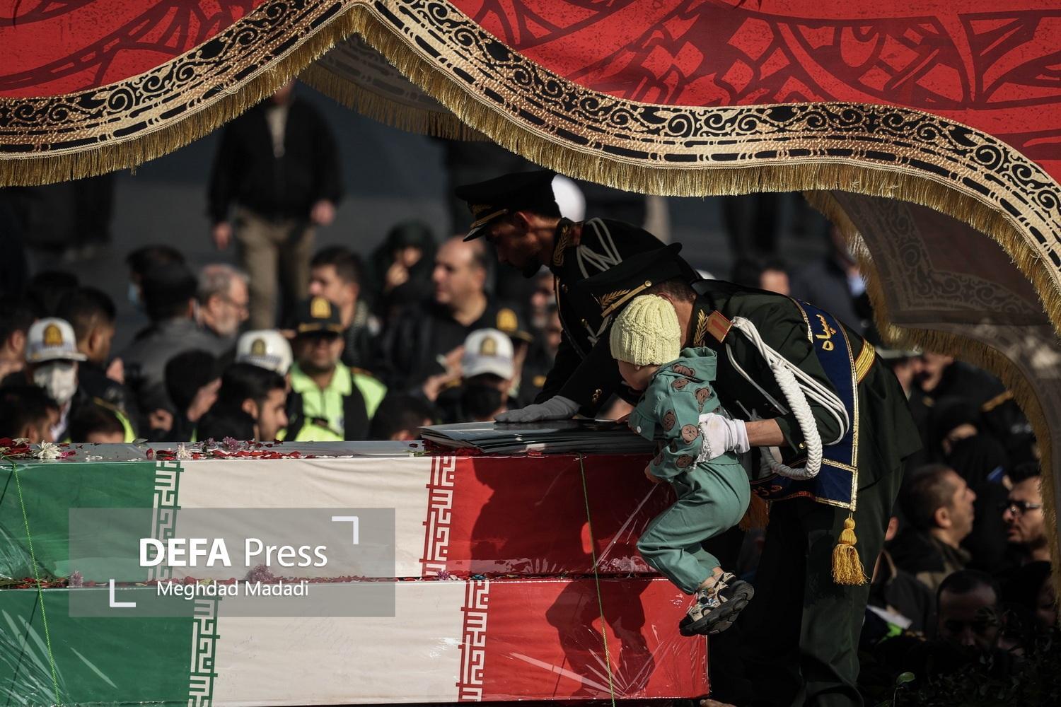 مطالبه شهدا معطل قانون‌گذاری مسئولان