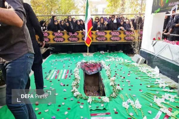 مراسم تدفین شهید ۲۲ ساله گمنام دوران دفاع مقدس در محوطه دادگستری کل قزوین برگزار شد
