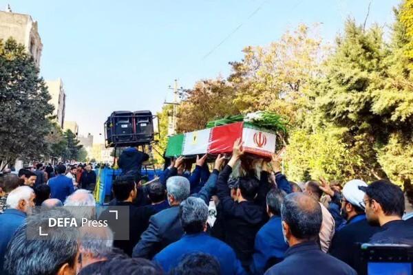 مراسم تدفین شهید ۲۲ ساله گمنام دوران دفاع مقدس در محوطه دادگستری کل قزوین برگزار شد