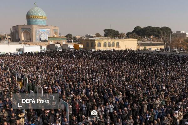 مردم قزوین در جوار شهدای گمنام نماز باران خواندند