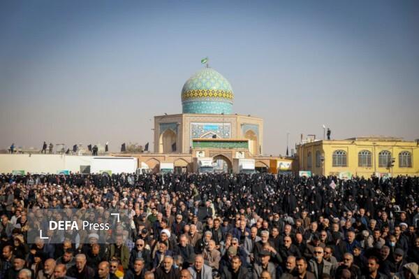 مردم قزوین در جوار شهدای گمنام نماز باران خواندند