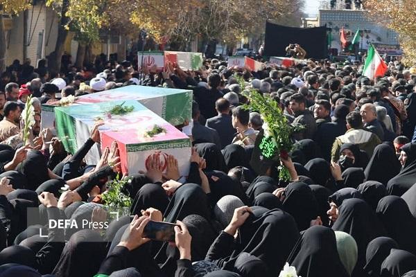 تشییع ۶ شهید گمنام بر روی دستان عزاداران حضرت زهرا (س) در شهرکرد تشییع ۶ شهید گمنام بر روی دستان عزاداران حضرت زهرا (س) در شهرکرد