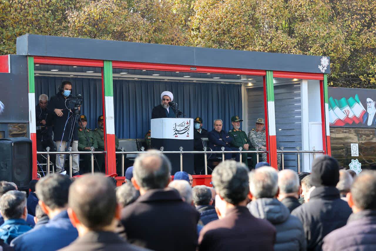 شهدا هیچ‌گاه از قلب مردم ایران بیرون نمی‌روند