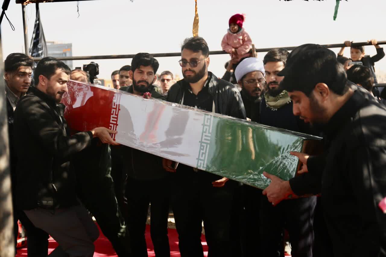 تصاویر/ خاکسپاری شهید گمنام در محوطه موزه دفاع مقدس قم