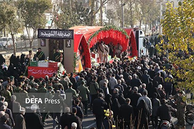 فیلم/تشییع ۱۰ شهید گمنام همزمان با سالروز شهادت حضرت زهرا (س)