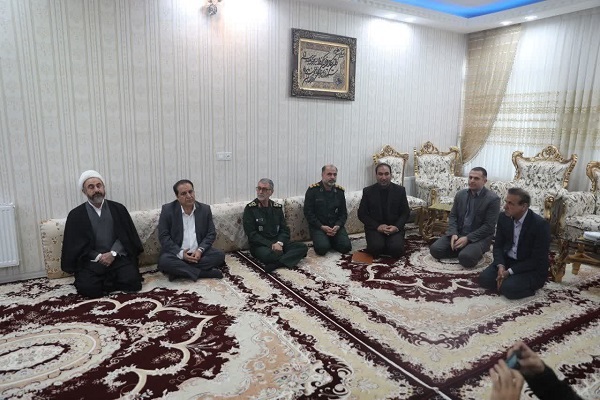 تصاویر/دیدار مسئولین ارشد استان با خانواده شهدا و جانبازان در گرامیداشت هفته بسیج