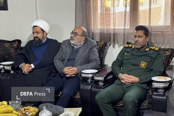 دیدار مسئولان چهارباغ با خانواده شهید رامین افتخاری دیدار مسئولان چهارباغ با خانواده شهید رامین افتخاری