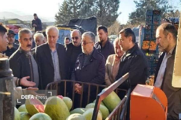 جمعی از مسئولان کردستان از وضعیت میدان میوه و تره‌بار سنندج بازدید کردند