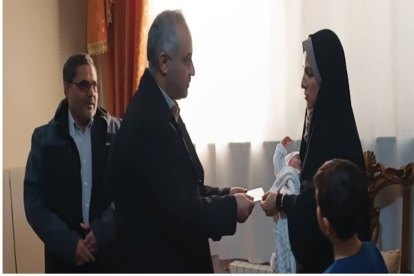 تحویل شناسنامه فرزند شهید «نجفی» توسط مدیرکل ثبت احوال زنجان