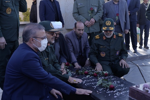 تصاویر/ ادای احترام رییس سازمان بسیج مستضعفین به مقام شامخ شهدای همدان