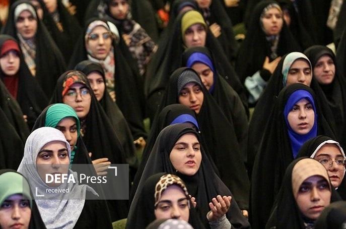 التزام به عفاف و حجاب منافاتی با حضور زن در میدان‌های علم و سیاست ندارد