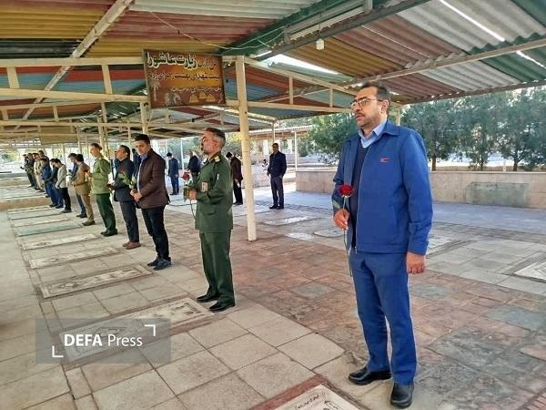 تجدید عهد و پیمان با شهدا؛ غبارروبی مزار شهدا در زرند همزمان با هفته بسیج+تصویر