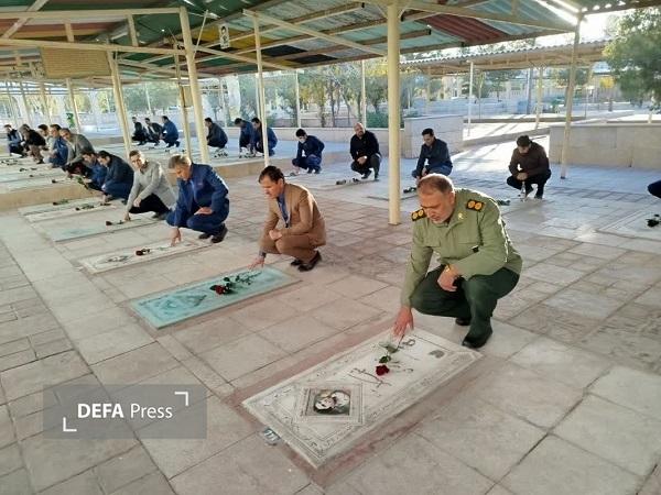 تجدید عهد و پیمان با شهدا؛ غبارروبی مزار شهدا در زرند همزمان با هفته بسیج+تصویر