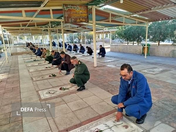تجدید عهد و پیمان با شهدا؛ غبارروبی مزار شهدا در زرند همزمان با هفته بسیج+تصویر