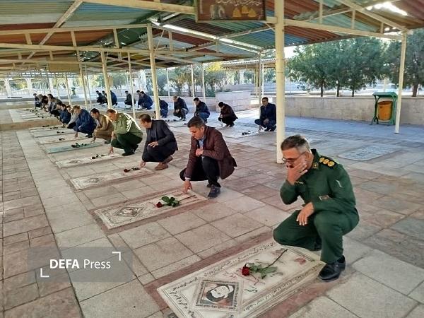 تجدید عهد و پیمان با شهدا؛ غبارروبی مزار شهدا در زرند همزمان با هفته بسیج+تصویر