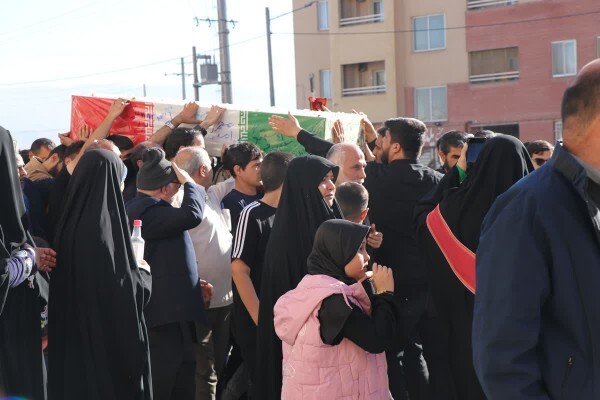 فیلم/ تدفین پیکر مطهر شهید گمنام ۱۹ ساله دفاع مقدس در شهرک الغدیر