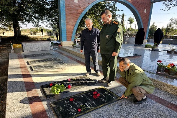 تصاویر/ ادای احترام مدیرکل حفظ آثار و نشر ارزش‌های دفاع مقدس و مقاومت مازندران به مزار سردار شهید «بهرامی»