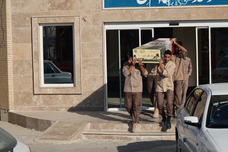 فیلم/ تشییع و تدفین پیکر مطهر شهید گمنام در شهر میناب