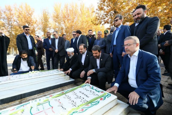 ادای احترام استاندار همدان به مقام شامخ شهدای نهاوند + تصاویر