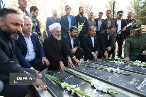 ادای احترام استاندار همدان به مقام شامخ شهدای نهاوند + تصاویر ادای احترام استاندار همدان به مقام شامخ شهدای نهاوند + تصاویر