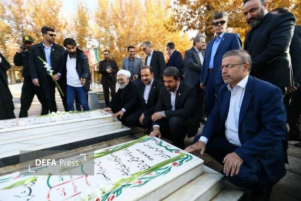 ادای احترام استاندار همدان به مقام شامخ شهدای نهاوند + تصاویر ادای احترام استاندار همدان به مقام شامخ شهدای نهاوند + تصاویر