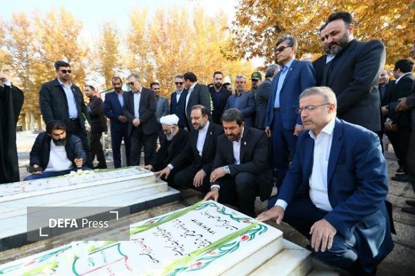 ادای احترام استاندار همدان به مقام شامخ شهدای نهاوند + تصاویر ادای احترام استاندار همدان به مقام شامخ شهدای نهاوند + تصاویر