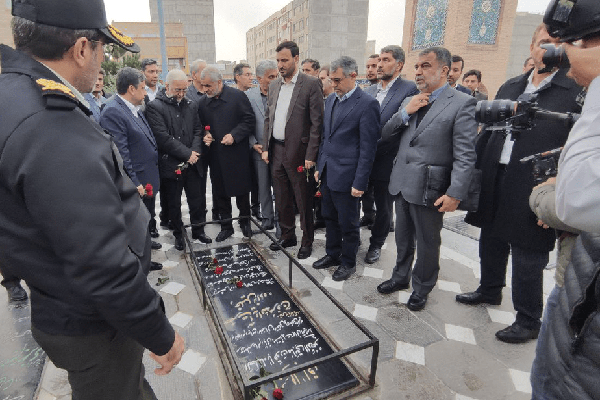 ادای احترام وزیر کشور به شهدای استان اردبیل