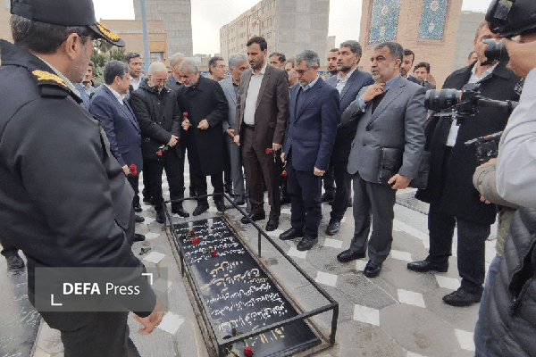 ادای احترام وزیر کشور به شهدای استان اردبیل ادای احترام وزیر کشور به شهدای استان اردبیل