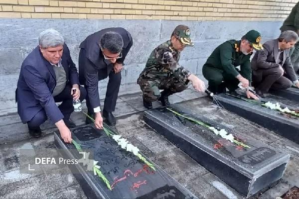 در آخرین روز هفته بسیج مزار شهدای سنندج عطر افشانی شد