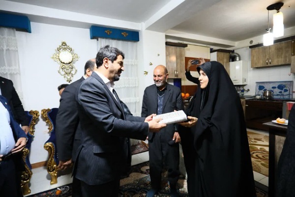 دیدار استاندار همدان با خانواده شهید «محمد سهرابی» در نهاوند + تصاویر