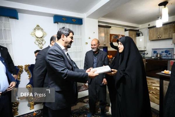 دیدار استاندار همدان با خانواده شهید «محمد سهرابی» در نهاوند + تصاویر