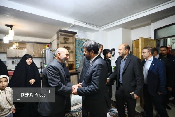 دیدار استاندار همدان با خانواده شهید «محمد سهرابی» در نهاوند + تصاویر