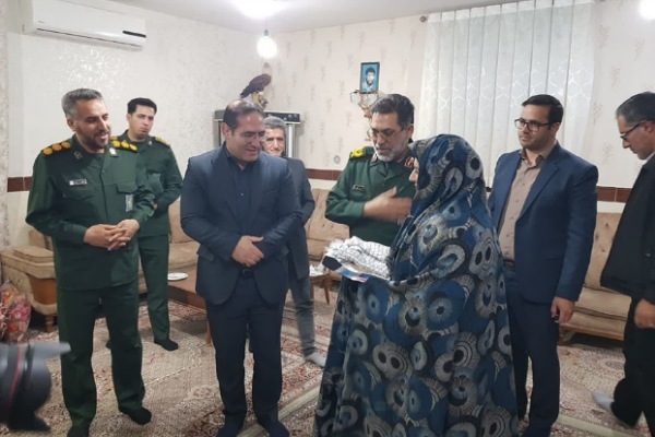 تجلیل فرمانده سپاه انصارالحسین (ع) از خانواده شهید «یوسف ناصری» در فامنین + تصاویر