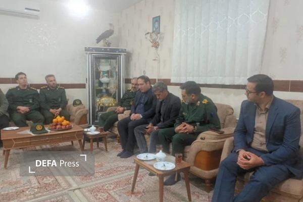 تجلیل فرمانده سپاه انصارالحسین (ع) از خانواده شهید «یوسف ناصری» در فامنین + تصاویر
