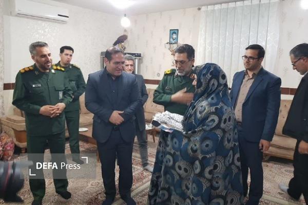 تجلیل فرمانده سپاه انصارالحسین (ع) از خانواده شهید «یوسف ناصری» در فامنین + تصاویر