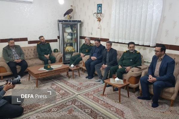 تجلیل فرمانده سپاه انصارالحسین (ع) از خانواده شهید «یوسف ناصری» در فامنین + تصاویر