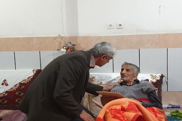 دیدار فرماندار تویسرکان با پدر شهید «مراد عبدالملکی» + تصاویر