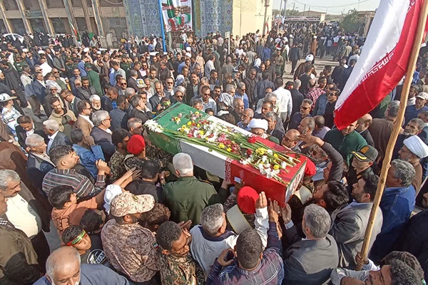 تشییع پیکر مطهر یک شهید گمنام بر دوش مرزداران دهستان منیوحی آبادان+ تصاویر