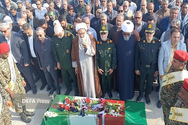 تشییع پیکر مطهر یک شهید گمنام بر دوش مرزداران دهستان منیوحی آبادان+ تصاویر تشییع پیکر مطهر یک شهید گمنام بر دوش مرزداران دهستان منیوحی آبادان+ تصاویر