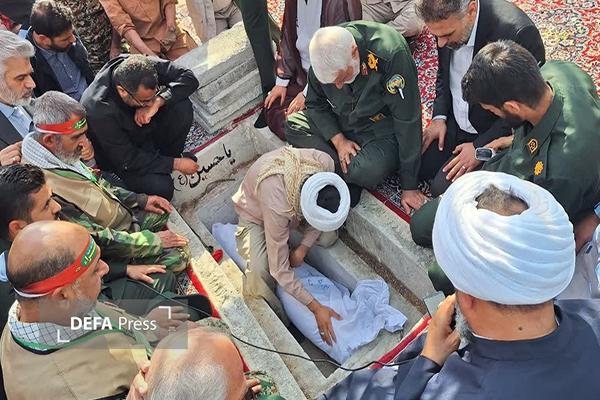تشییع پیکر مطهر یک شهید گمنام بر دوش مرزداران دهستان منیوحی آبادان+ تصاویر تشییع پیکر مطهر یک شهید گمنام بر دوش مرزداران دهستان منیوحی آبادان+ تصاویر