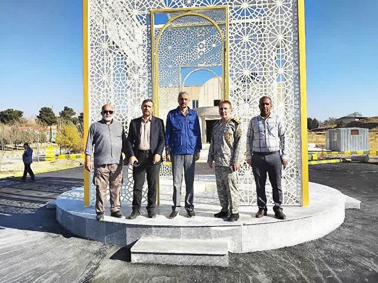 بازدید سرهنگ پاسدار امیری مقدم از یادمان شهید گمنام اردوگاه یانس‌آباد آبیک