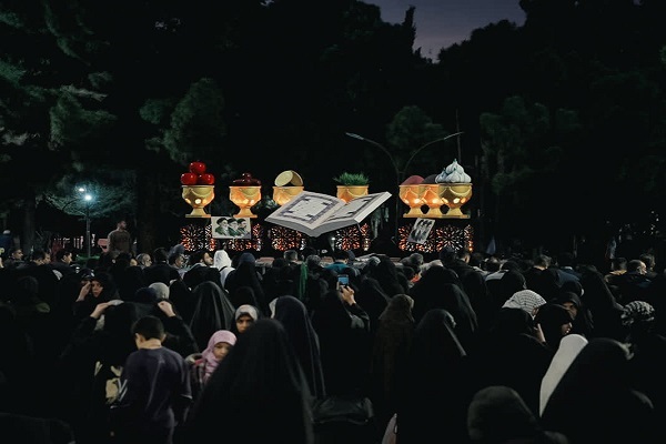 تصاویر/حضور مردم در خیابان‌های کرمان هم‌زمان با تحویل سال نو